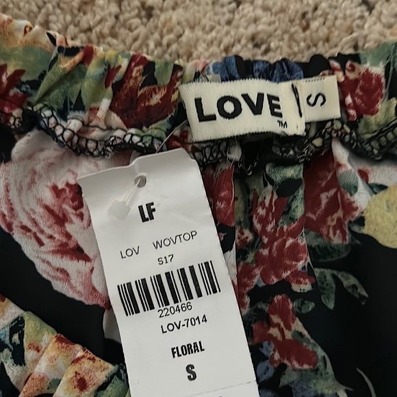 Love LF NWT Black Floral 3/4 Ruffled Bell Sleeve Crop Top Shirt **Size S** 🔥🔥 - Picture 4 of 4